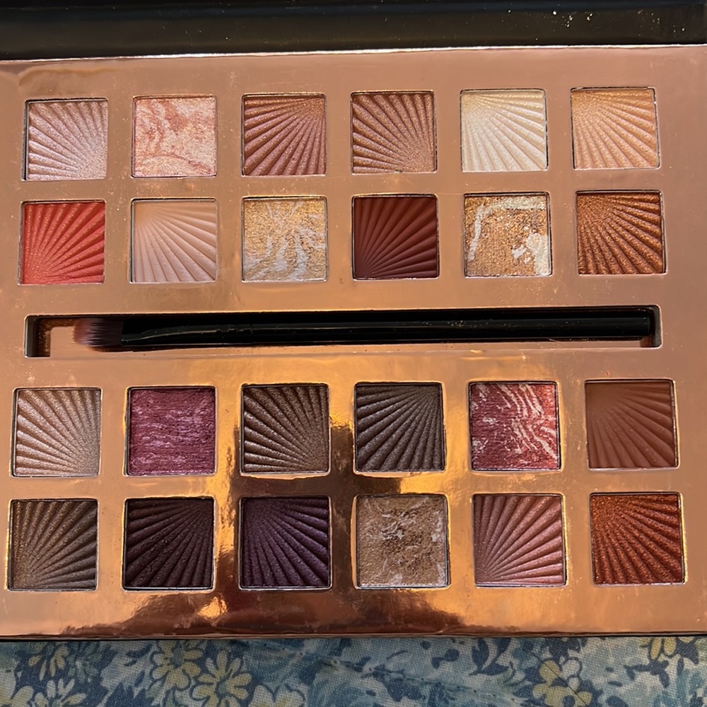 Ellen Tracy eyeshadow palette - Picture 4 of 4